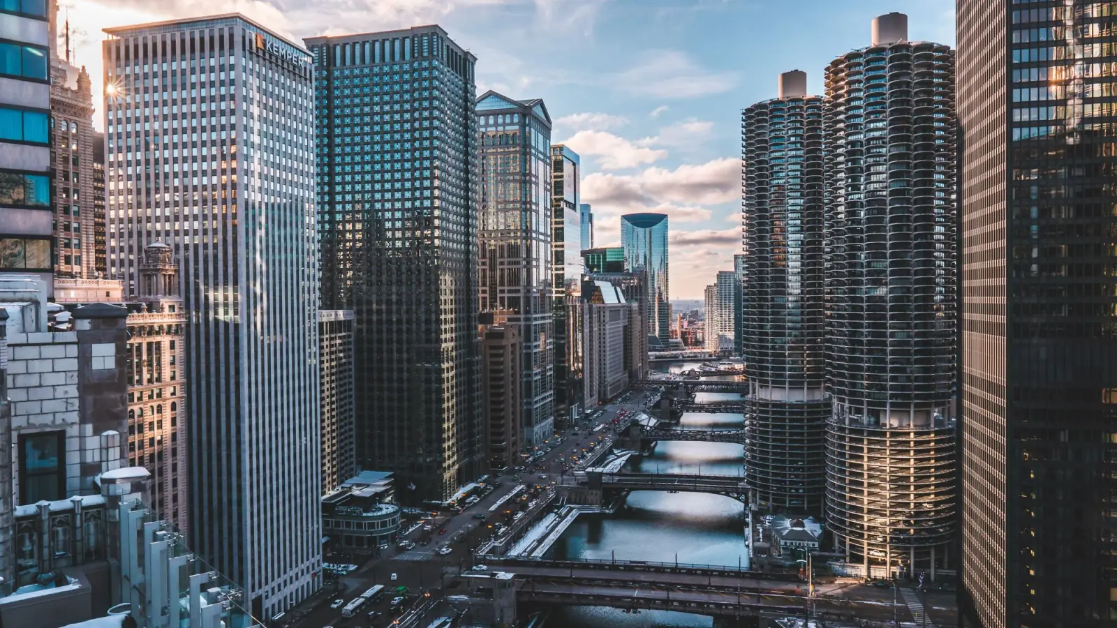 Downtown Chicago skyscrapers along the river on a clear day.